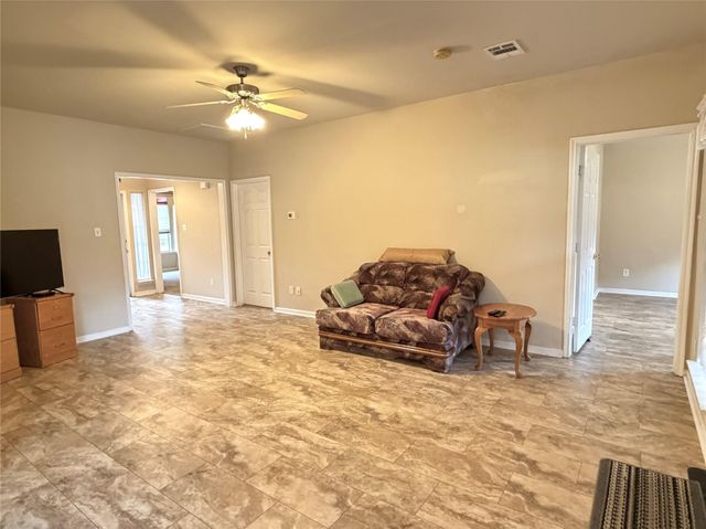 396 Newcom Lane, Sealy, TX 77474