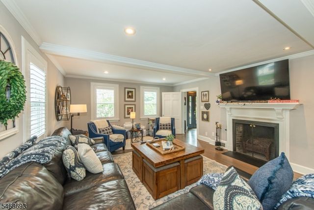 37 Wayland Dr, Verona Twp., NJ 07044