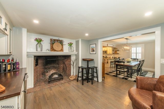 37 Wayland Dr, Verona Twp., NJ 07044