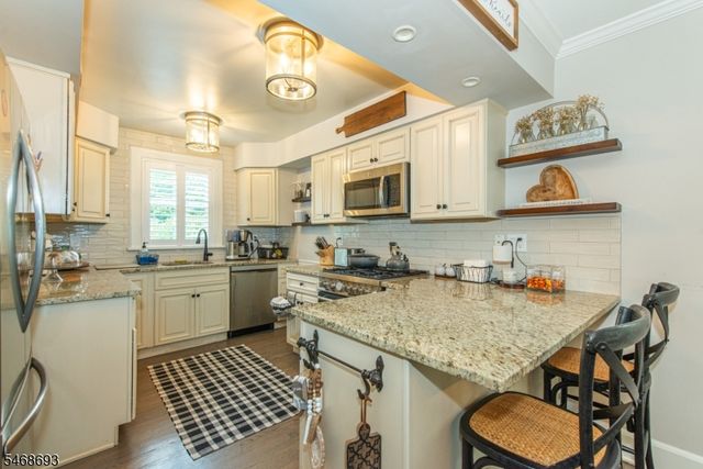 37 Wayland Dr, Verona Twp., NJ 07044