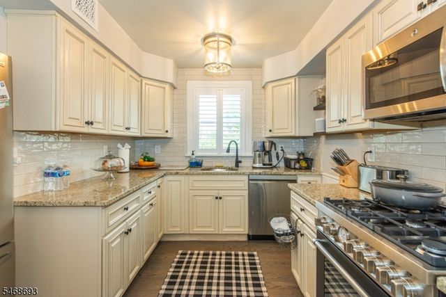 37 Wayland Dr, Verona Twp., NJ 07044