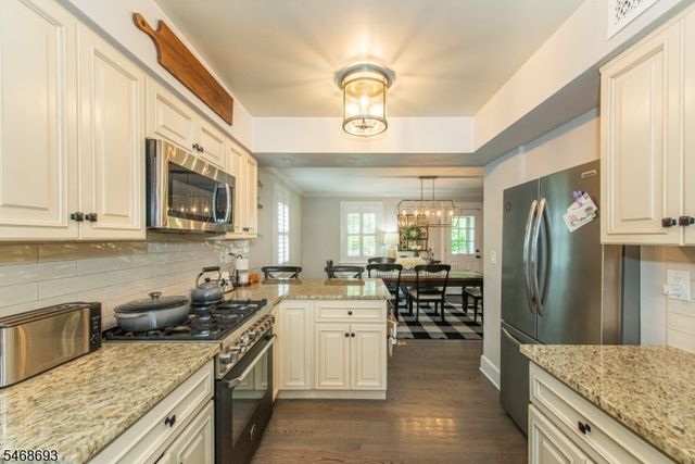 37 Wayland Dr, Verona Twp., NJ 07044