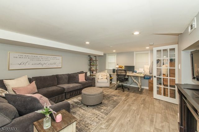 37 Wayland Dr, Verona Twp., NJ 07044