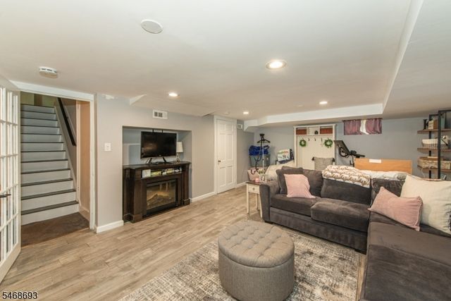37 Wayland Dr, Verona Twp., NJ 07044