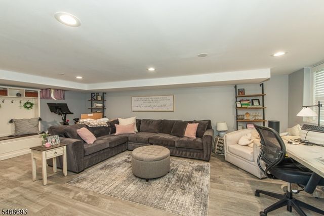 37 Wayland Dr, Verona Twp., NJ 07044
