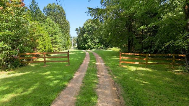 4251 Old Metal Rd, Palmyra, TN 37142