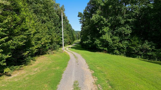 4251 Old Metal Rd, Palmyra, TN 37142