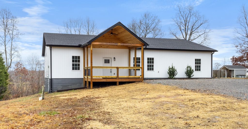 4251 Old Metal Rd, Palmyra, TN 37142