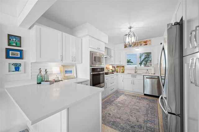 560 79TH STREET S, St Petersburg, FL 33707