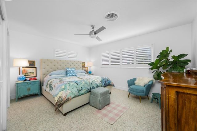560 79TH STREET S, St Petersburg, FL 33707