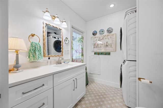 560 79TH STREET S, St Petersburg, FL 33707