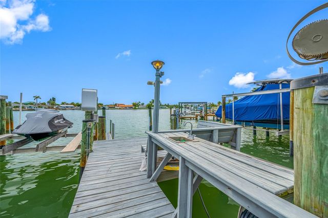 560 79TH STREET S, St Petersburg, FL 33707