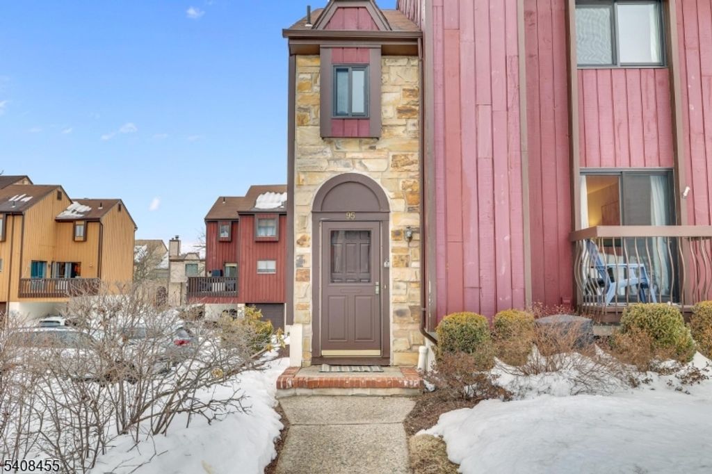 95 Wimbledon Sq, Washington Twp., NJ 07853