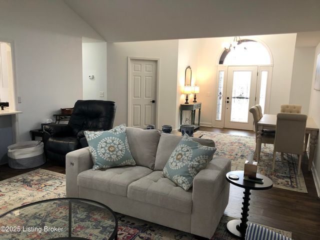 149 Wood Gate Dr, Mt Washington, KY 40047