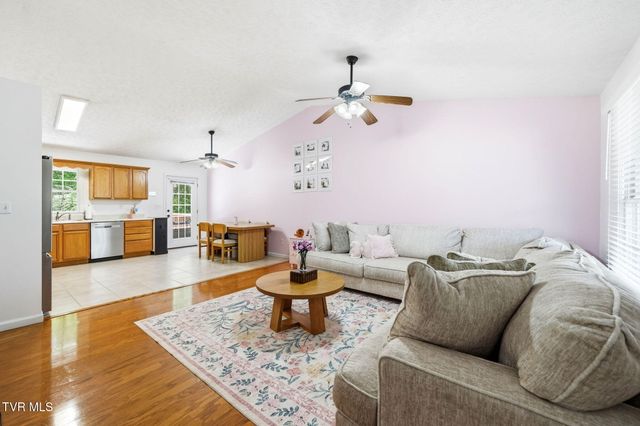 203 Valley Crest Drive, Mount Carmel, TN 37645