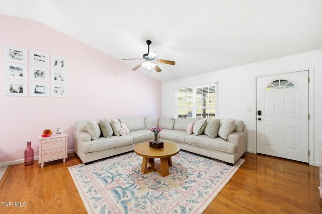 203 Valley Crest Drive, Mount Carmel, TN 37645