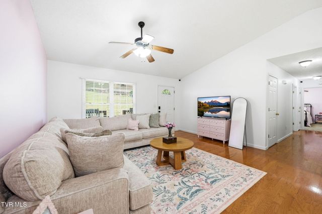 203 Valley Crest Drive, Mount Carmel, TN 37645