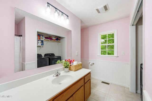 203 Valley Crest Drive, Mount Carmel, TN 37645