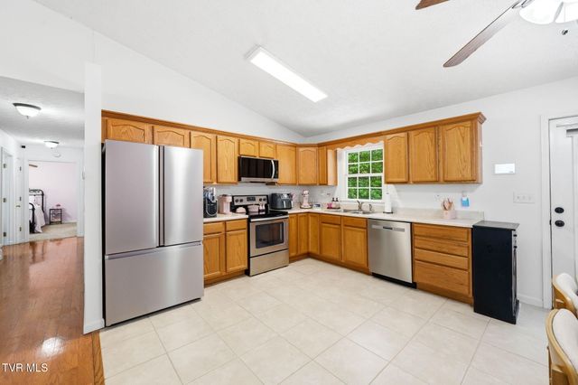 203 Valley Crest Drive, Mount Carmel, TN 37645