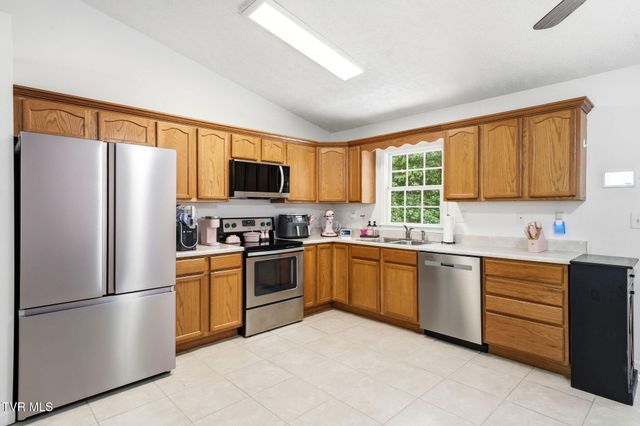 203 Valley Crest Drive, Mount Carmel, TN 37645