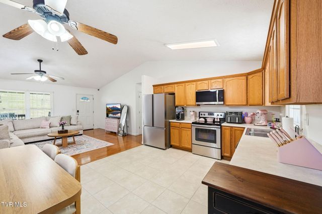 203 Valley Crest Drive, Mount Carmel, TN 37645