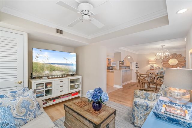 205 Park Shore DR 4-413, Naples, FL 34103