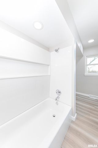 324 W IVY Lane, Peoria, IL 61614