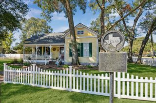 305 Hardeman Street, Sealy, TX 77474
