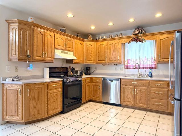 6449 E McGuire Road, Churubusco, IN 46723