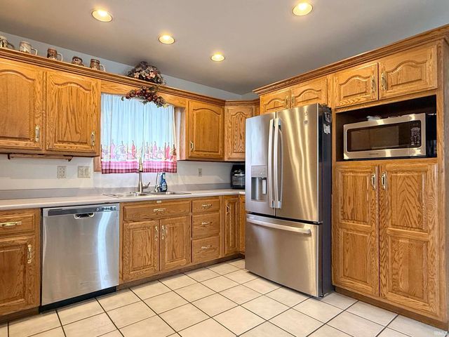 6449 E McGuire Road, Churubusco, IN 46723