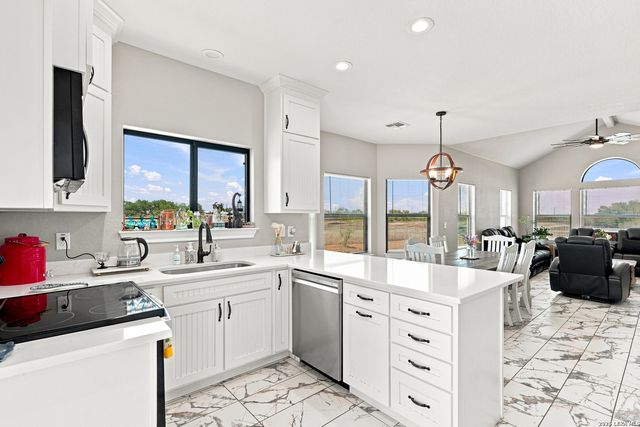 7306 TIFF NICOLE LN, Von Ormy, TX 78073
