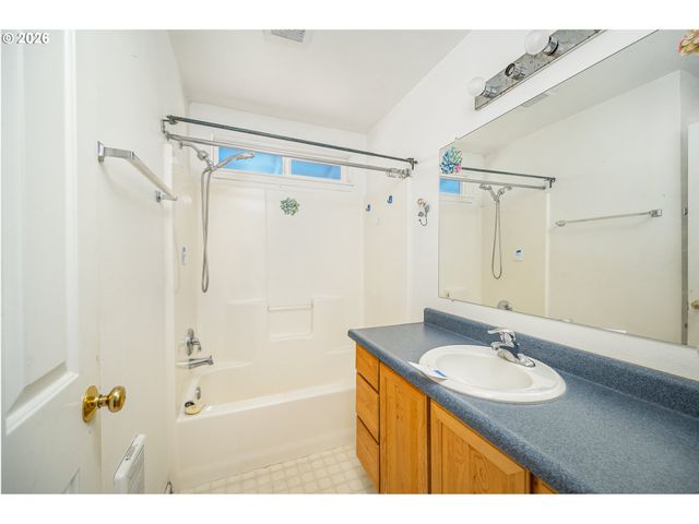 207 35TH St, Springfield, OR 97478