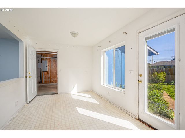 207 35TH St, Springfield, OR 97478