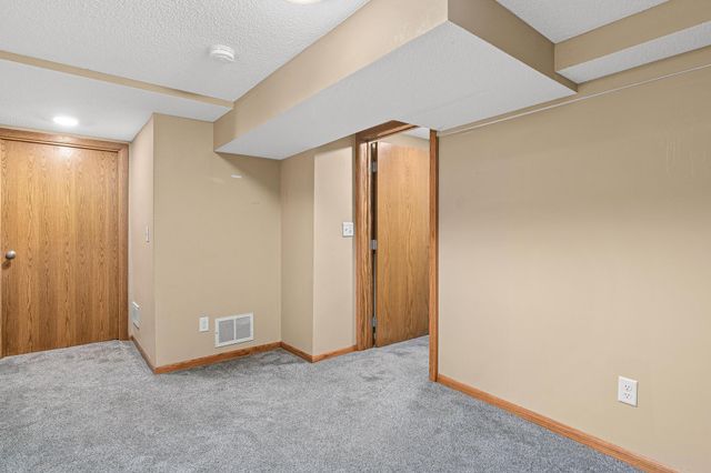 9 Acker Street W, Saint Paul, MN 55117