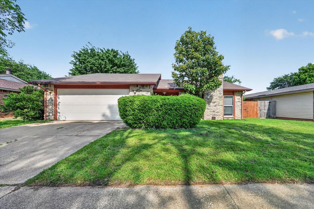 2705 Treeview Drive, Arlington, TX 76016