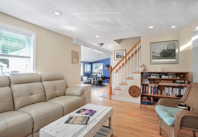 9 G St, Hull, MA 02045