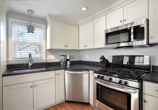 9 G St, Hull, MA 02045