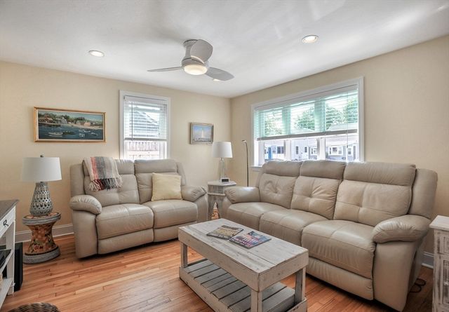 9 G St, Hull, MA 02045