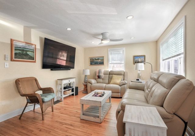 9 G St, Hull, MA 02045