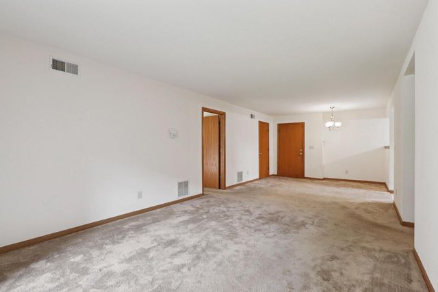 N58W23833 Hastings COURT #703, Sussex, WI 53089