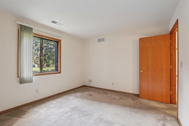 N58W23833 Hastings COURT #703, Sussex, WI 53089
