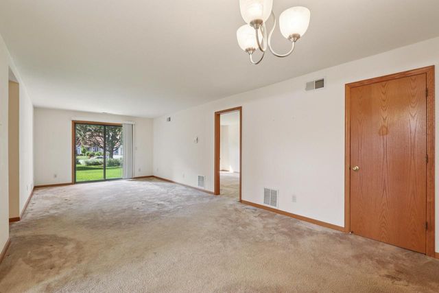 N58W23833 Hastings COURT #703, Sussex, WI 53089