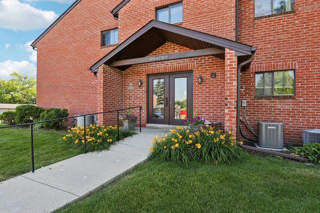 N58W23833 Hastings COURT #703, Sussex, WI 53089