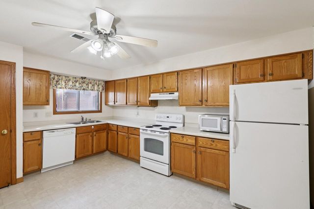 N58W23833 Hastings COURT #703, Sussex, WI 53089