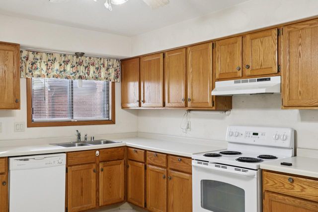 N58W23833 Hastings COURT #703, Sussex, WI 53089