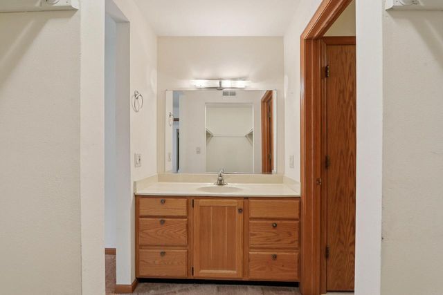 N58W23833 Hastings COURT #703, Sussex, WI 53089
