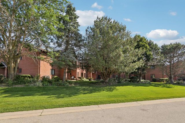 N58W23833 Hastings COURT #703, Sussex, WI 53089