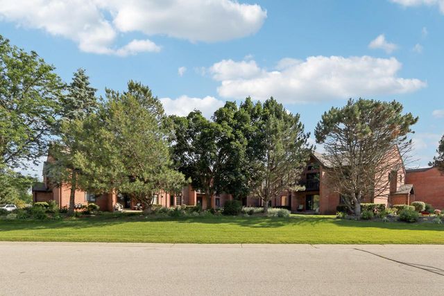 N58W23833 Hastings COURT #703, Sussex, WI 53089