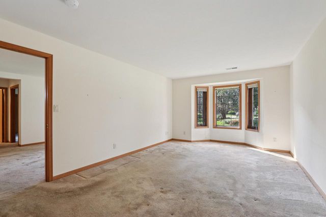 N58W23833 Hastings COURT #703, Sussex, WI 53089