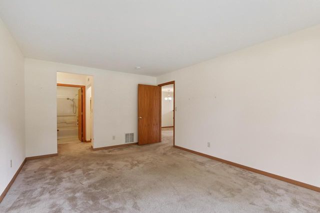 N58W23833 Hastings COURT #703, Sussex, WI 53089